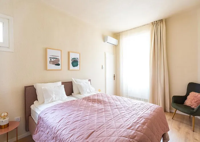 Sunny Luxurious Two Bedroom Home At Jewish District